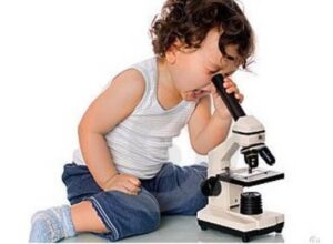 niño mirando en un microscopio