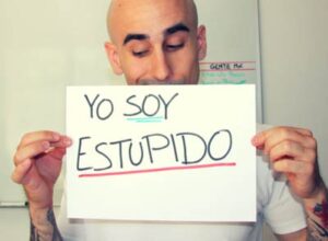 una persona con un cartel que dice "soy estúpido".